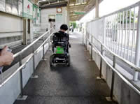 和田塚駅のスロープ1